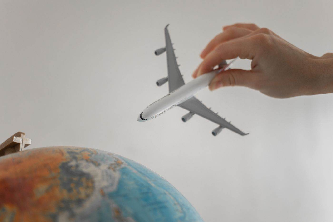 ANAT: Parlamentul European a aprobat noi reguli privind drepturile pasagerilor. Ce se schimbă pentru cei care cumpără bilete de avion şi pentru agenţiile de turism